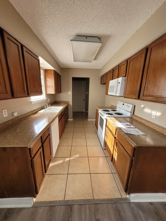 Building Photo - Spacious 3 bed 2 bath townhome!