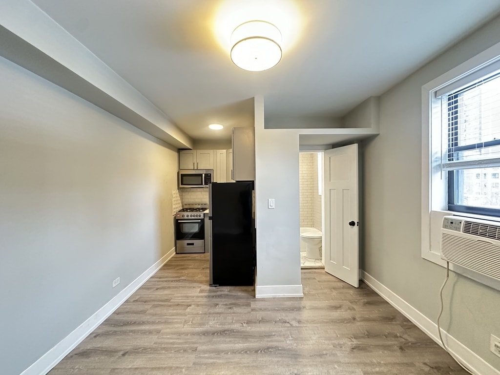 Building Photo - 503 W Belmont Ave