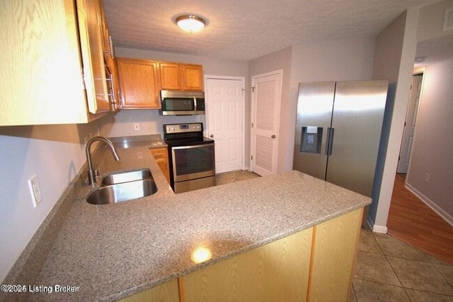 Building Photo - 10407 Pinoak View Dr