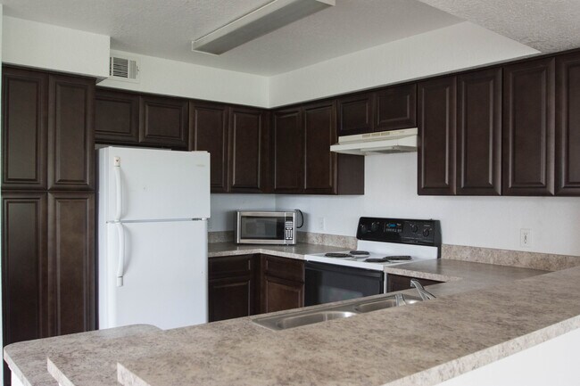 Building Photo - Second Floor Apartment with Balcony View! ...