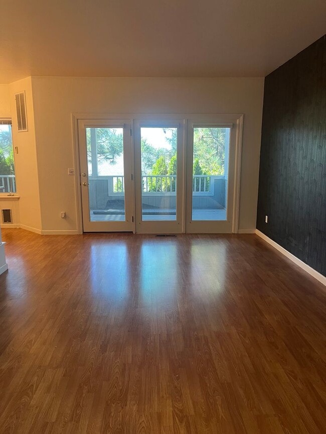Building Photo - 2 Bedroom 2.5 Bath House