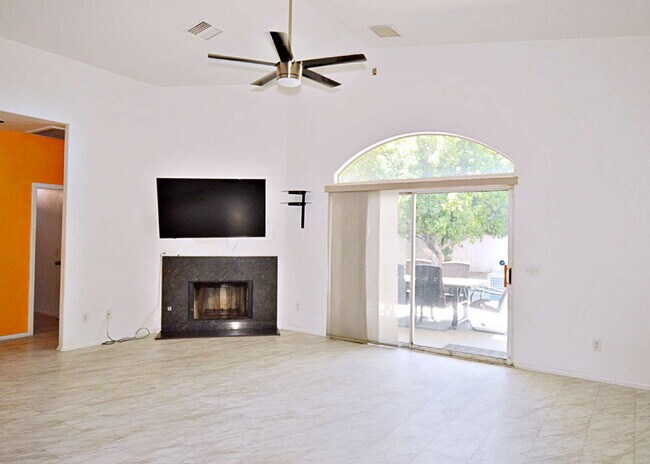 Building Photo - 5/3 Stunner in Cathedral City
