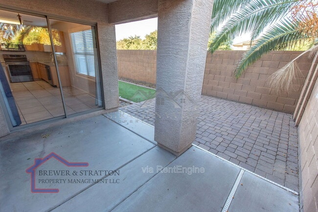 Building Photo - 2102 E Spruce Dr