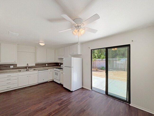 Building Photo - Spacious 4-Bedroom Retreat in the Heart of...