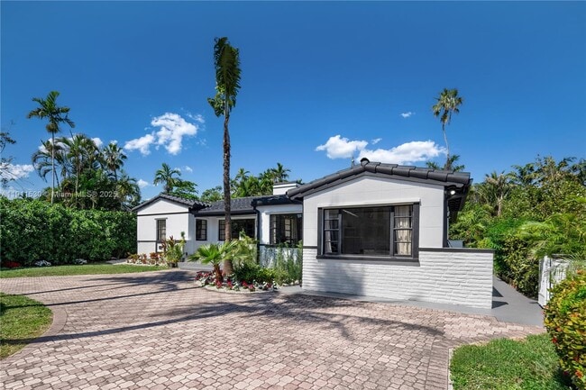 Building Photo - 118 E 3rd Ct