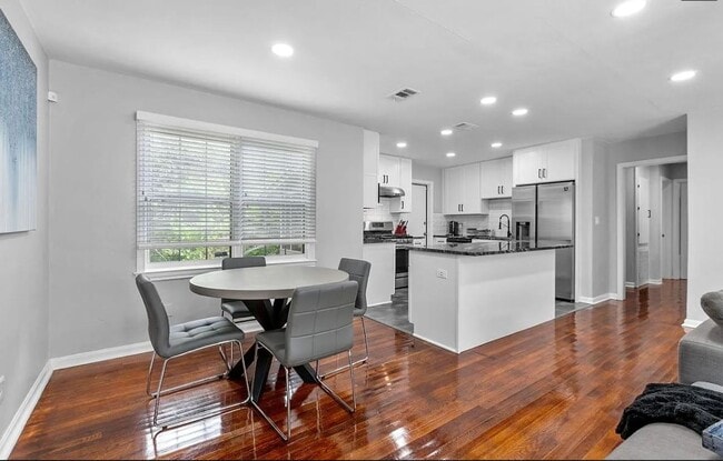 Building Photo - 4 bedroom 2 bath house fully renovated, Available August 2026!