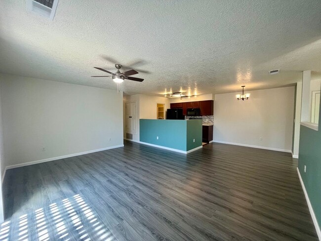 Building Photo - Lovely 2 Bedroom 2 Bathroom Condo Located In The NW!