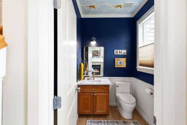 Building Photo - Renovated VIEW Kingston Home Near Ferry fo...