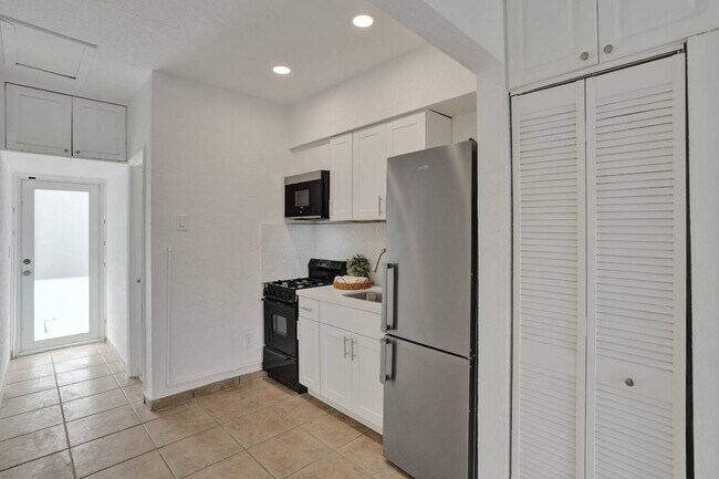 Building Photo - 2160 E Bay Harbor Dr
