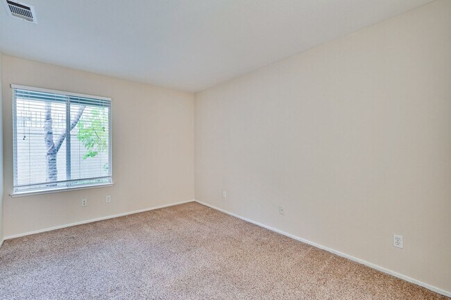 Building Photo - Cute One Bedroom Condo with Central AC and Heat.