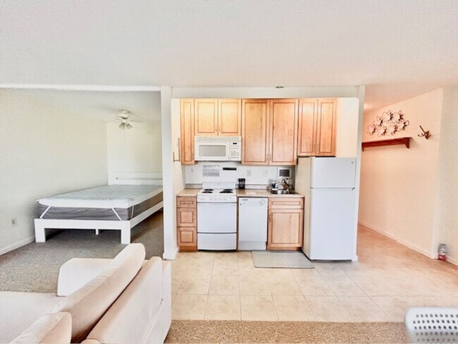 Building Photo - Convenient, beautiful, fully furnished and...