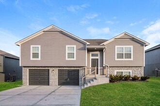 Building Photo - Fantastic 4bd/3ba home! Let yourself in!