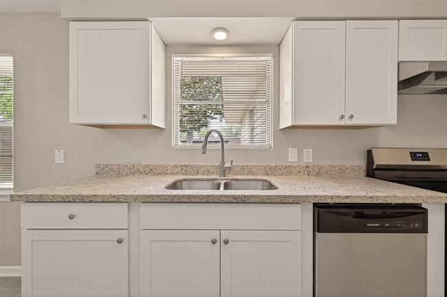 Building Photo - 226 W 4th St