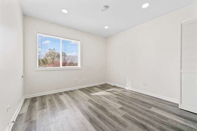 Building Photo - 900 N Lakeside Dr