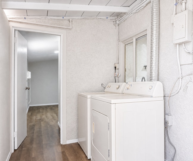 Building Photo - 516 N Roosevelt Ave