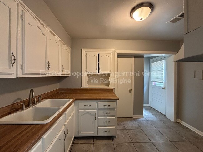 Building Photo - 3723 Wilshire Rd