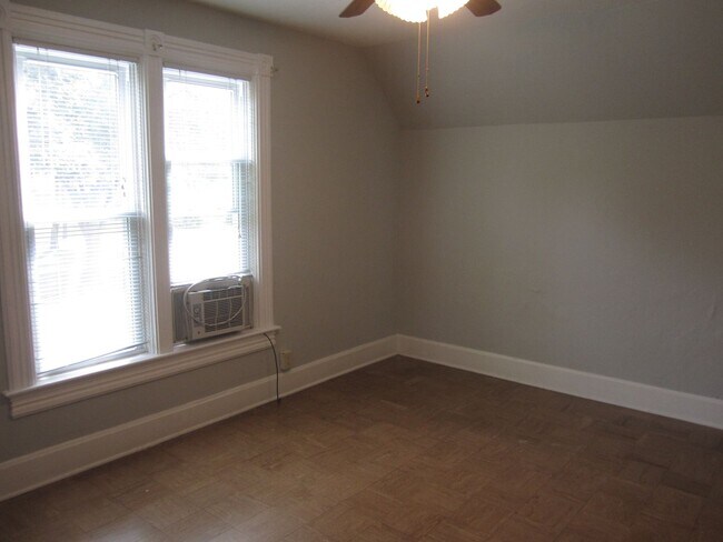 Building Photo - 4 Bedroom house; Close to downtown Mankato!