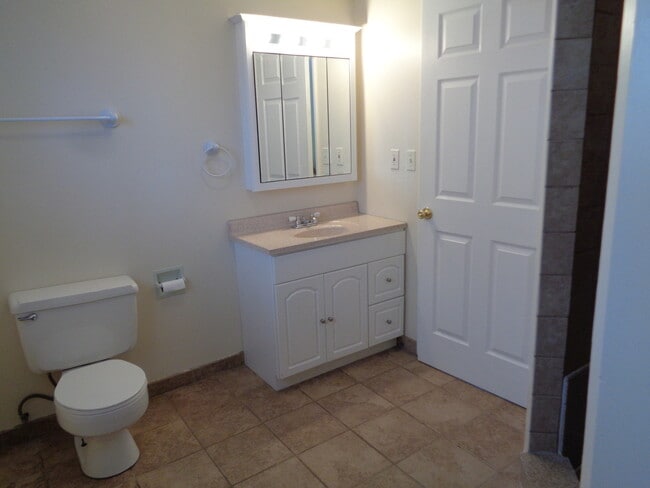 Building Photo - 4 Bedroom House with Newer Carpet and oversized 2 Car Garage!