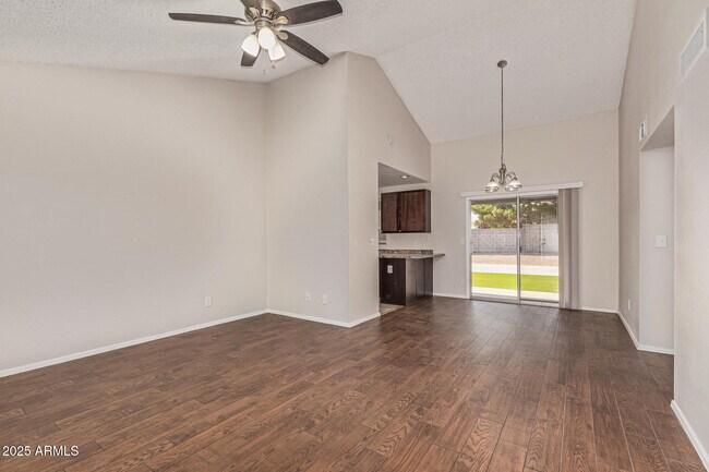 Building Photo - 950 E Wickieup Ln