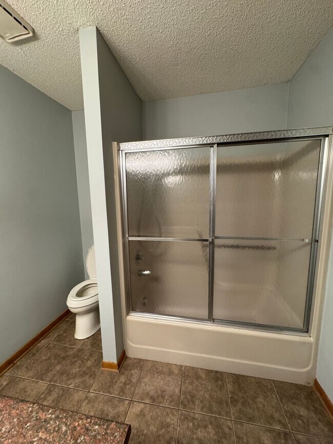 Building Photo - Spacious 2 Bed / 2 Bath Condo in Greenbriar Village