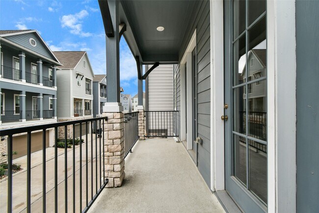 Building Photo - 11012 Mikula Dr