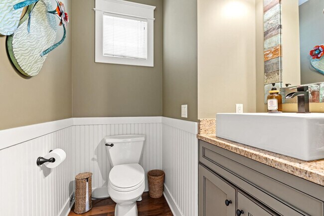 Building Photo - 807 Lake St