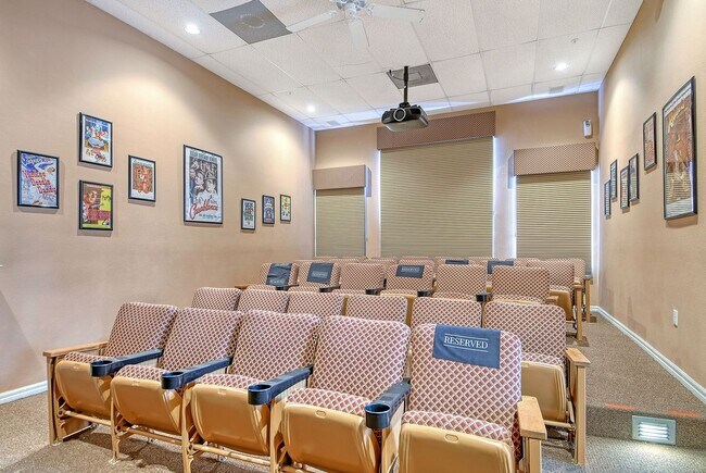 Building Photo - Spacious 3 bedroom, 2 bath condo with a lake view in Palmer Ranch