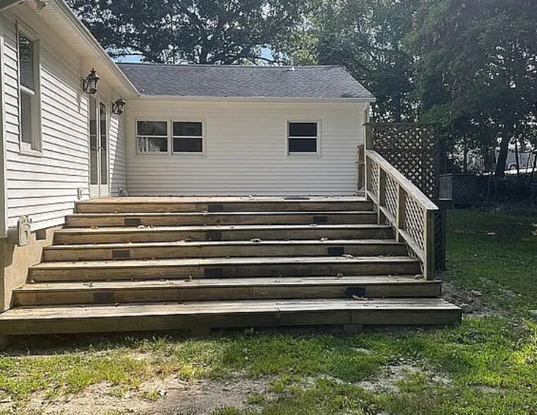 Building Photo - 250 Lakeside Trl