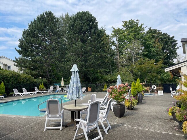 Building Photo - Welcome Home to Comfort & Convenience in E...