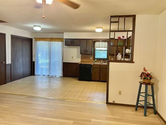 Building Photo - Cute house north Springfield