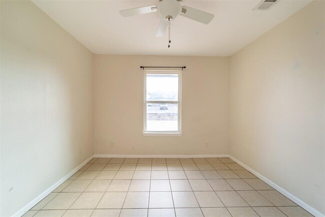 Building Photo - 1738 Rutland Dr