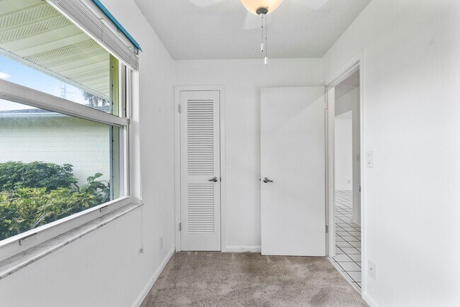 Building Photo - Riverfront Home in Ormond Beachside!