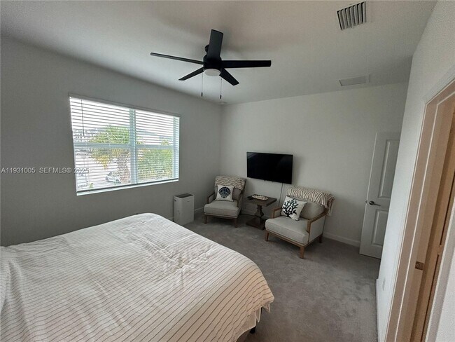 Building Photo - 345 SE Crossoak Ln