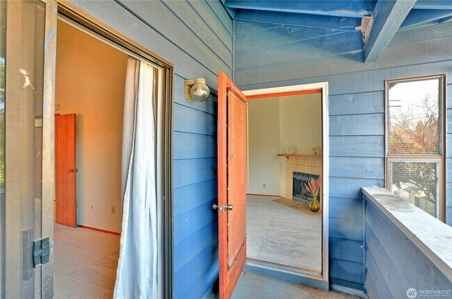 Building Photo - Spacious 2-Bed, 2-Bath Condo in Prime Ever...