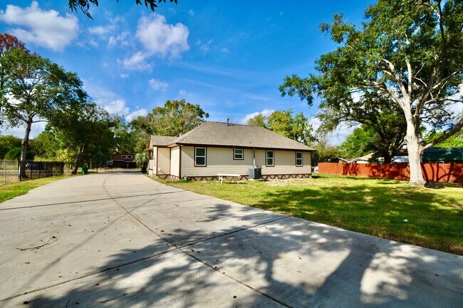 Building Photo - 7238 Evans St