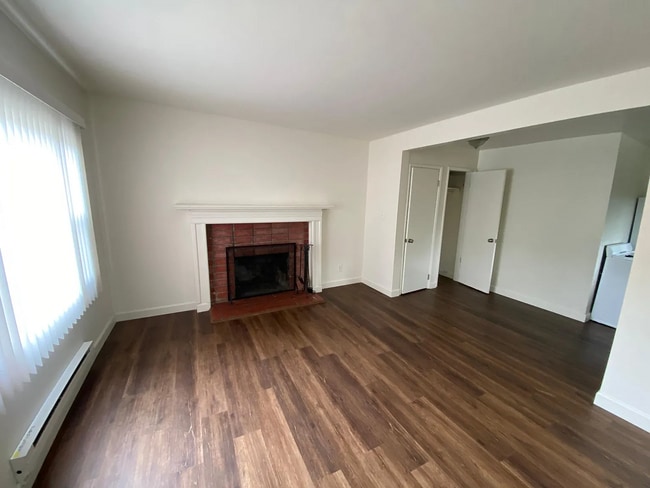 Building Photo - 3106 E 15th St