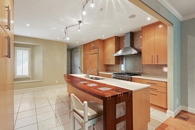 Building Photo - EXQUISITE VININGS/SMYRNA 3B/3.5BA W/ ELEVA...