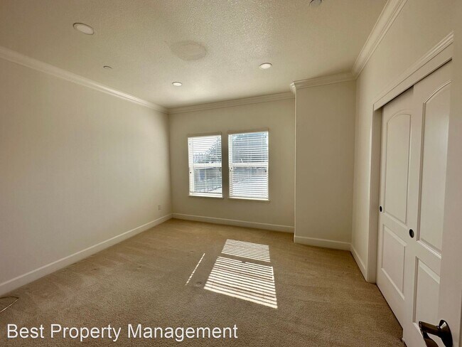 Building Photo - 2 br, 2.5 bath House - 4038 Central Ave Un...