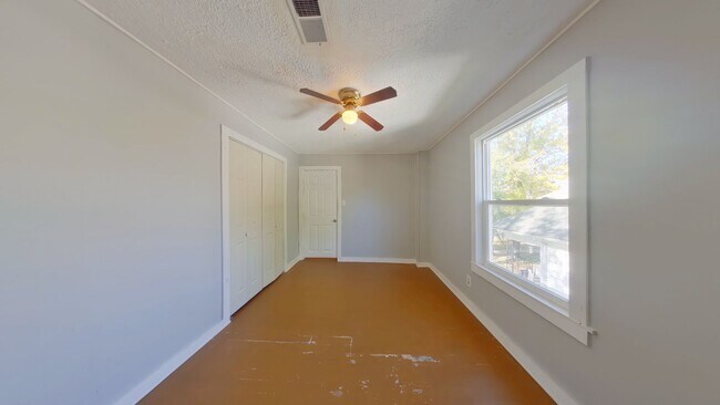 Building Photo - 3 Bedroom Home