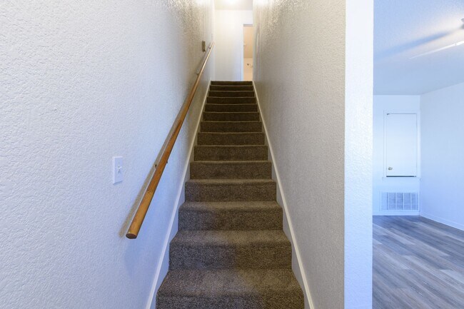 Building Photo - SECTION 8 ACCEPTED & RENT SPECIAL - AVAILA...