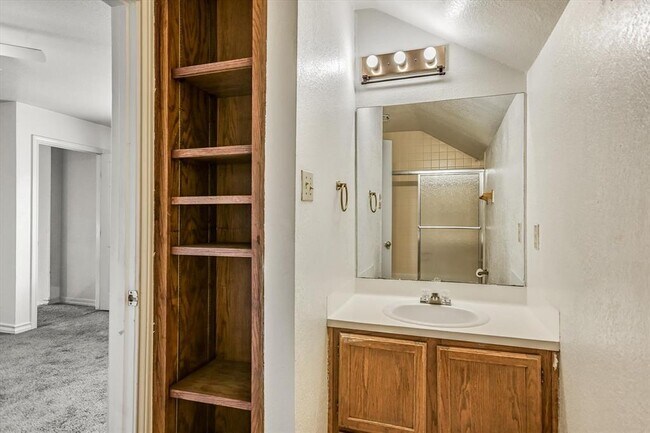Building Photo - 803 Valley View Dr