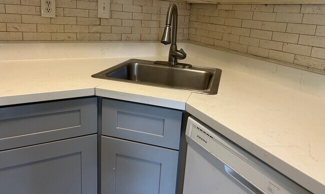 Building Photo - 2595 Marilee Ln