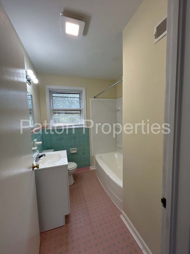 Building Photo - Saluda Gardens Home