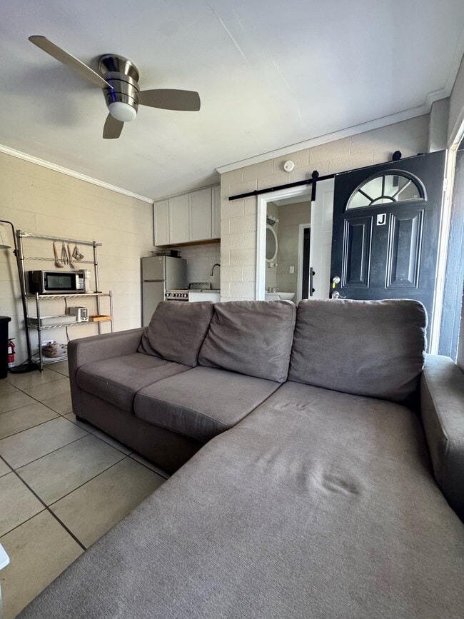 Building Photo - 402 S Holly St