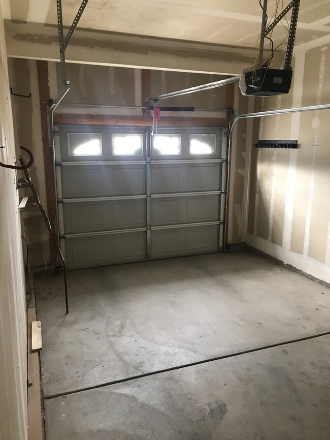 Building Photo - Large 4 Bed Townhome