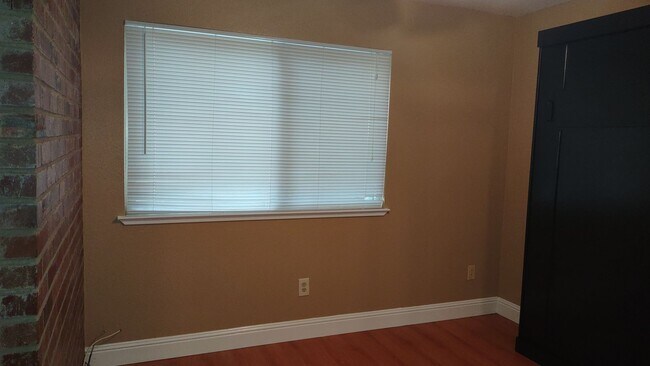 Building Photo - 1617 Oakview Dr