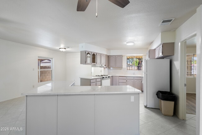 Building Photo - 5742 N 12th Pl