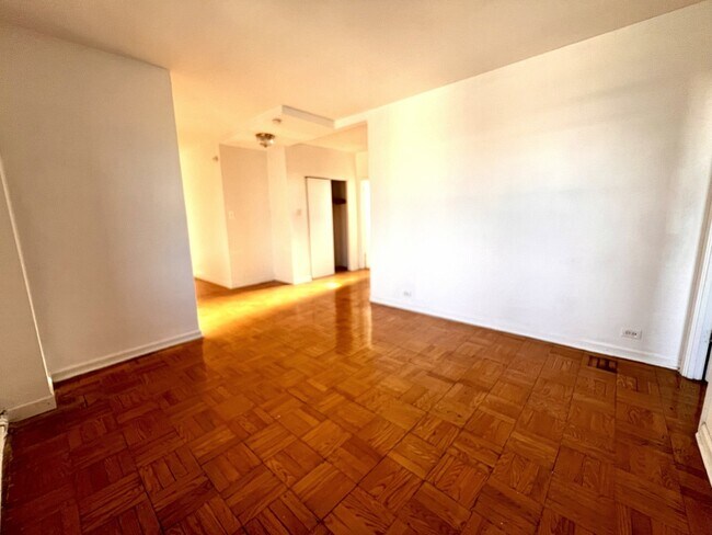 Building Photo - 6230 N Kenmore Ave