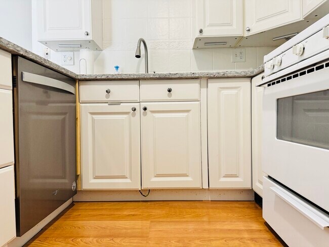 Building Photo - 5S070 Pebblewood Ln