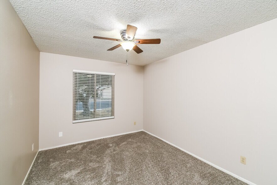 Building Photo - 562 W Highland St